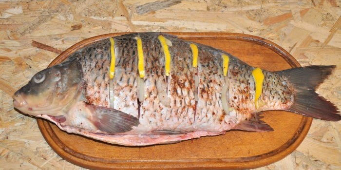 ปลาคาร์พกับมะนาวและหัวหอมในเตาอบ