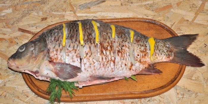 ปลาคาร์พกับมะนาวและหัวหอมในเตาอบ