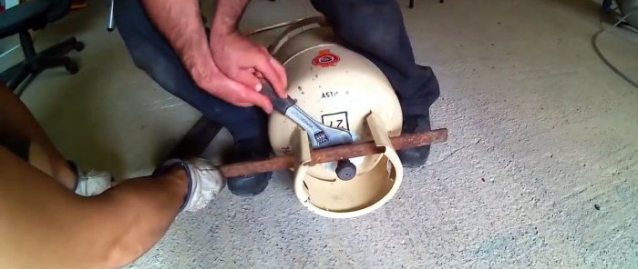 Cum se face o sablă dintr-un cilindru mic de gaz