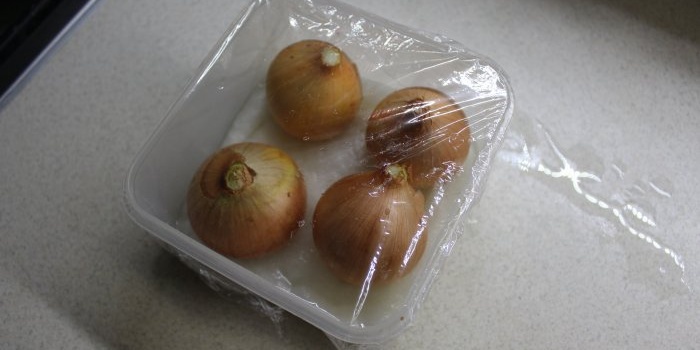 Cómo cultivar cebollas verdes y ajos en el alféizar de una ventana.