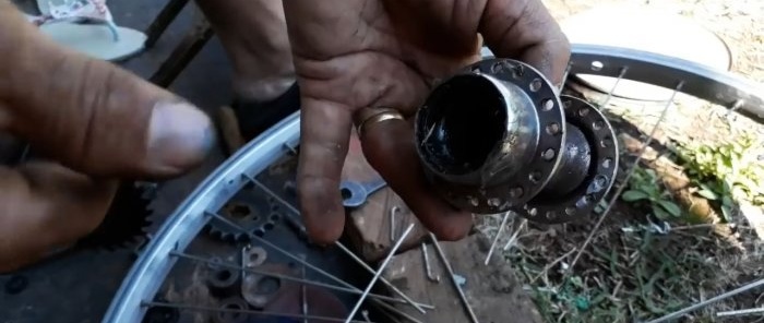 Máquina circular hecha con el buje de una bicicleta y el motor de una lavadora.