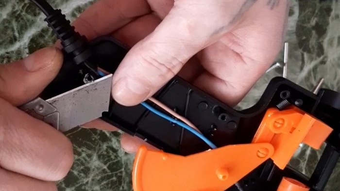 So reparieren Sie gebrochene Fäden in einem Kunststoffgehäuse in 5 Minuten