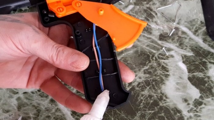 Comment restaurer des fils cassés dans un boîtier en plastique en 5 minutes