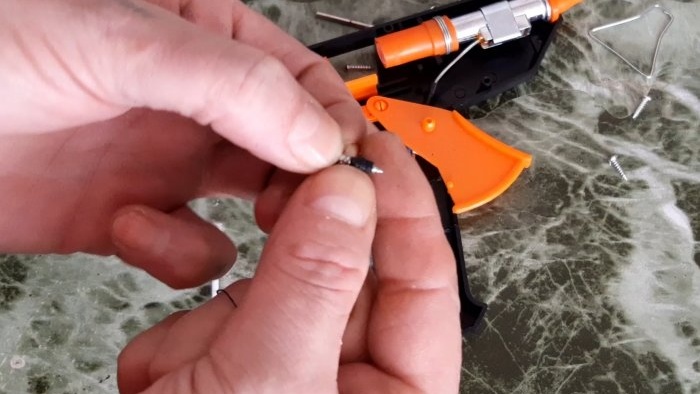 Hvordan gjenopprette ødelagte tråder i en plastboks på 5 minutter