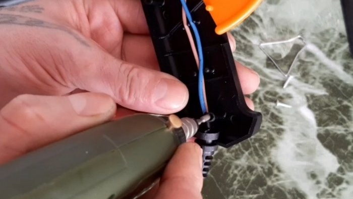 Cómo restaurar hilos rotos en una caja de plástico en 5 minutos