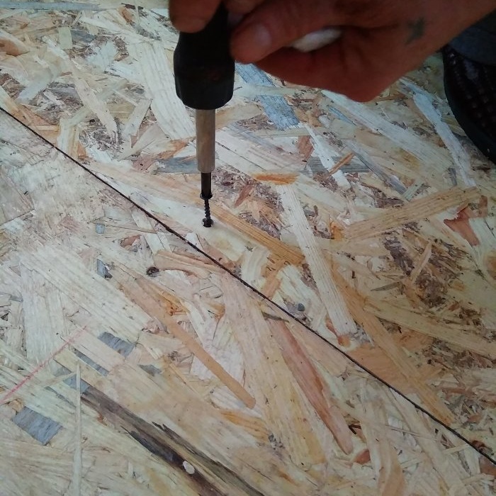 Hoe linoleum op een plankenvloer te leggen