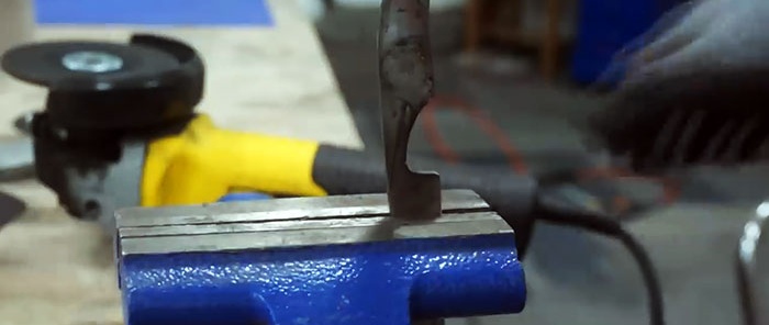 Cách làm một con dao từ chiếc kéo bị gãy