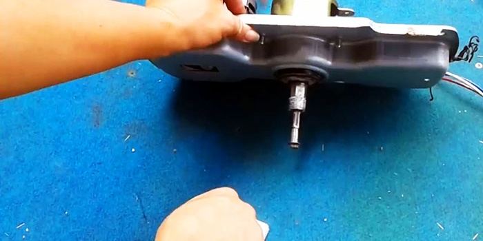 Cum se face o mașină de găurit dintr-un cric și un motor de mașină de spălat