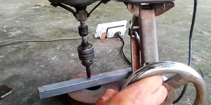 كيفية صنع آلة الحفر من الرافعة ومحرك الغسالة