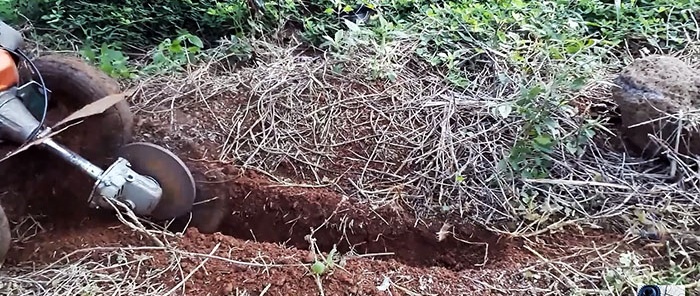 Gør-det-selv-graver lavet af en buskrydder og en ødelagt kværn