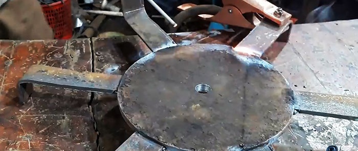 Trencher de bricolaj realizat dintr-o mașină de tăiat perii și o râșniță spartă