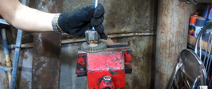 Gör-det-själv-grävmaskin gjord av en röjskärare och en trasig kvarn