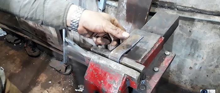 DIY rýhovač vyrobený z křovinořezu a rozbité brusky