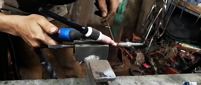 DIY tranšeju racējs izgatavots no krūmgrieža un salauztas slīpmašīnas