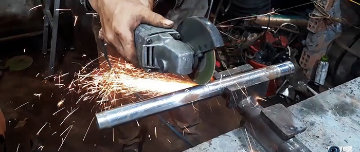 DIY trencher na ginawa mula sa isang brush cutter at isang sirang gilingan