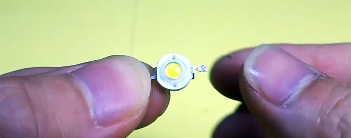 Đèn pin cực mạnh 2 trong 1 DIY Sạc dự phòng làm từ ống nhựa PVC