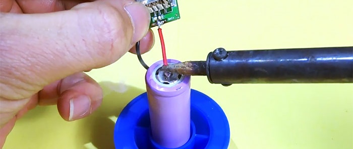 Đèn pin cực mạnh 2 trong 1 DIY Sạc dự phòng làm từ ống nhựa PVC