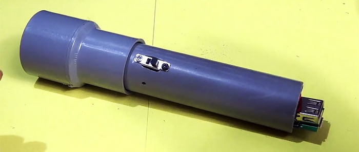 DIY 2 sa 1 malakas na flashlight Power bank na gawa sa PVC pipe