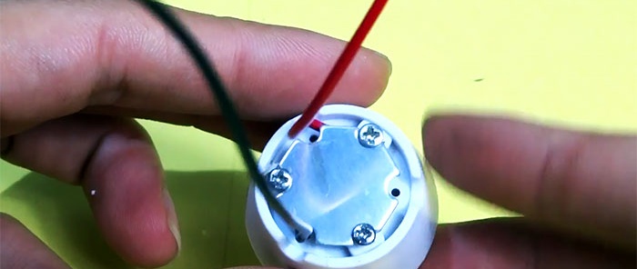 Linterna potente DIY 2 en 1 Banco de energía hecho de tubo de PVC