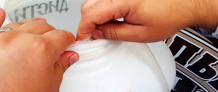 Com fer ràpidament una junta per a un recipient de plàstic