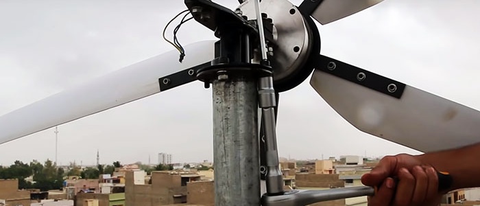 Moulin à vent fabriqué à partir d'un vieux hoverboard et d'une conduite d'eau