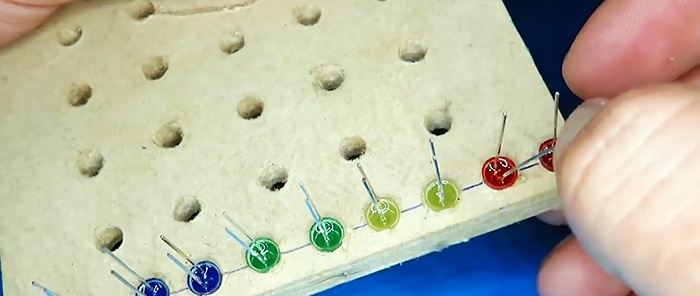 Level indicator without transistors, without microcircuits and without board