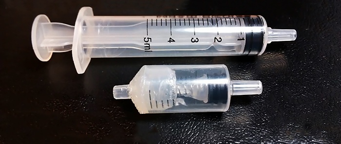 Check valve made of two syringes
