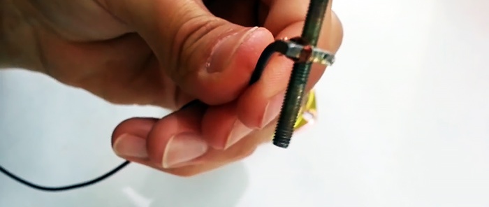 Hogyan készítsünk szirénát egy hangszóróból tranzisztorok nélkül