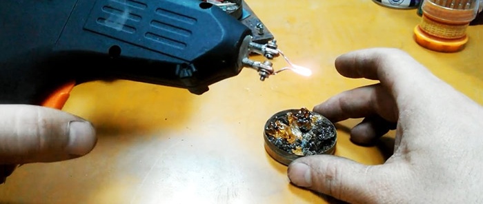 Instant soldering iron using a glue gun and an energy-saving lamp