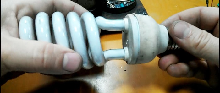 Øjeblikkelig loddekolbe ved hjælp af en limpistol og en energibesparende lampe