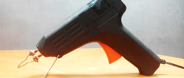 Lutownica błyskawiczna za pomocą pistoletu do klejenia i lampy energooszczędnej