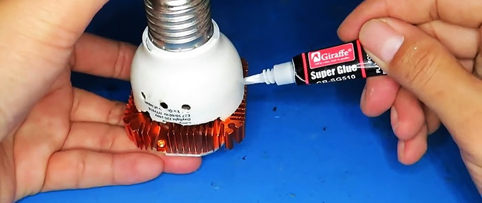 Како направити моћну ЛЕД лампу од 100 В од покварене лампе која штеди енергију