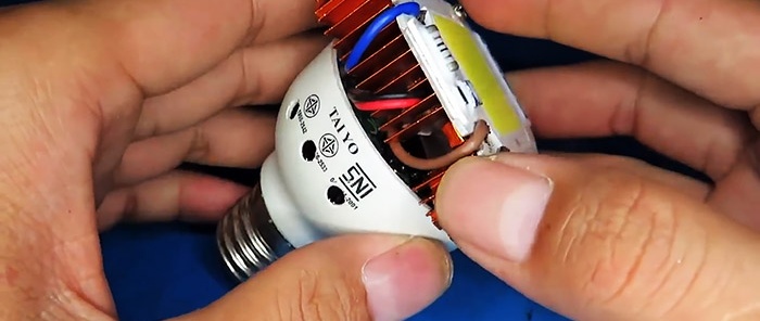 Comment fabriquer une puissante lampe LED de 100 W à partir d'une lampe à économie d'énergie cassée