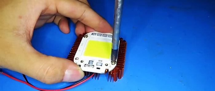 Cara membuat lampu LED 100 W berkuasa daripada lampu penjimatan tenaga yang rosak