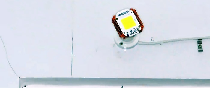 Cómo hacer una potente lámpara LED de 100 W a partir de una lámpara de bajo consumo rota