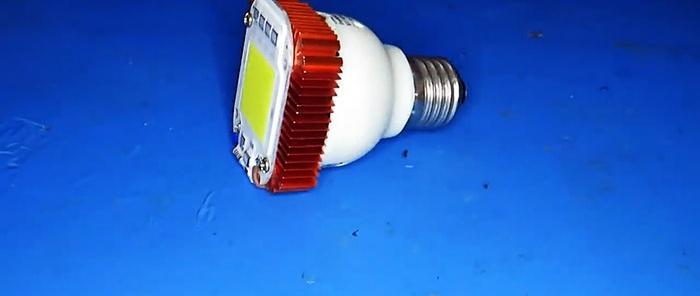 Kako od pokvarene štedne lampe napraviti snažnu LED lampu od 100 W