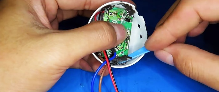 Como fazer uma poderosa lâmpada LED de 100 W a partir de uma lâmpada economizadora quebrada