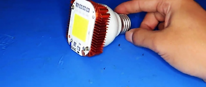 Hoe maak je van een kapotte spaarlamp een krachtige LED-lamp van 100 W?
