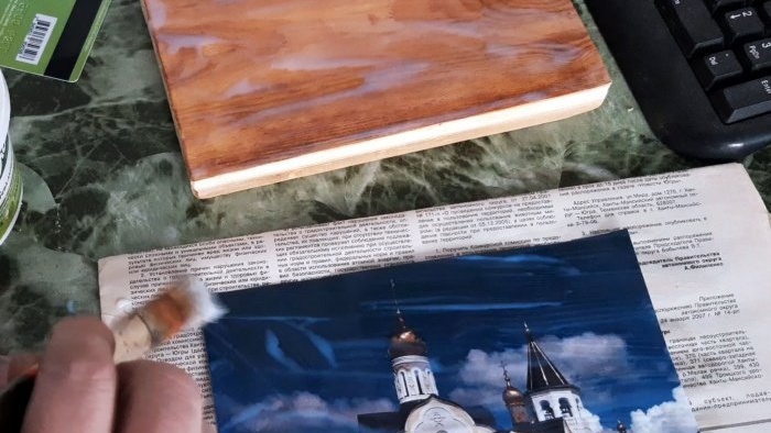 Cum să transferați orice imagine pe o suprafață de lemn