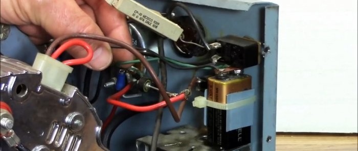 Generatore-caricabatterie dal motore del trimmer