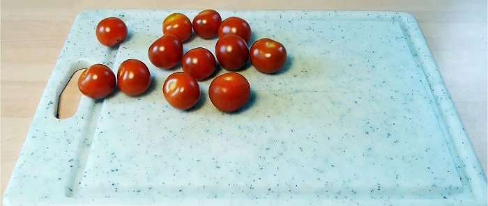 Cách cắt chục quả cà chua bi chỉ trong một động tác
