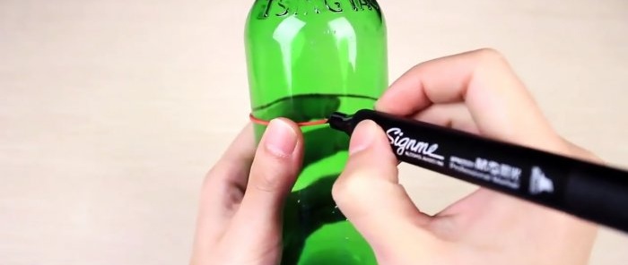 Wie man eine Glasflasche mit einem Nagel durchbohrt