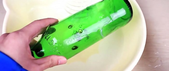 Hvordan pierce en glassflaske med en spiker