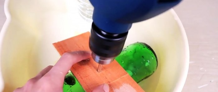 Wie man eine Glasflasche mit einem Nagel durchbohrt