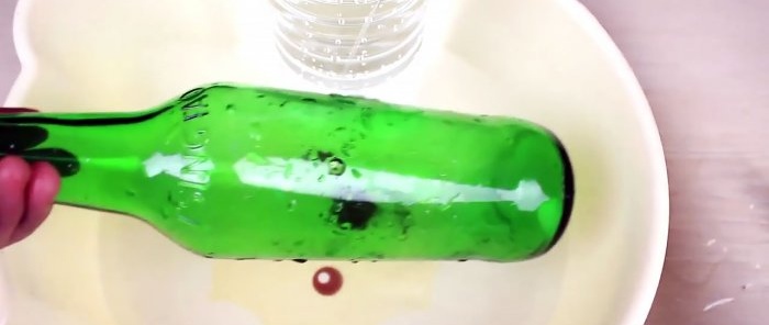 Hvordan pierce en glassflaske med en spiker