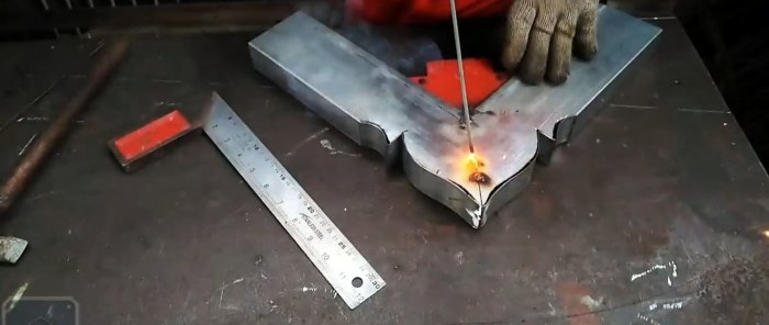 Hoe een profielpijp in een rechte hoek te buigen in de stijl van houtsnijwerk