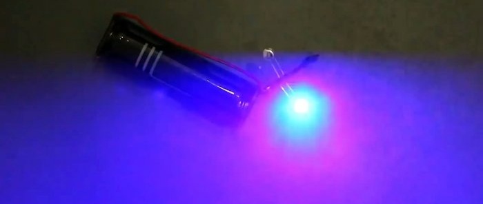 Σπιτικό αστυνομικό φως στροβοσκοπίου κατασκευασμένο από μηχανισμό ρολογιού χαλαζία