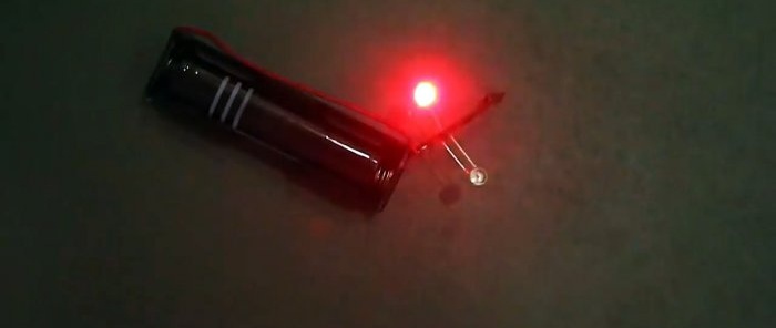 Σπιτικό αστυνομικό φως στροβοσκοπίου κατασκευασμένο από μηχανισμό ρολογιού χαλαζία