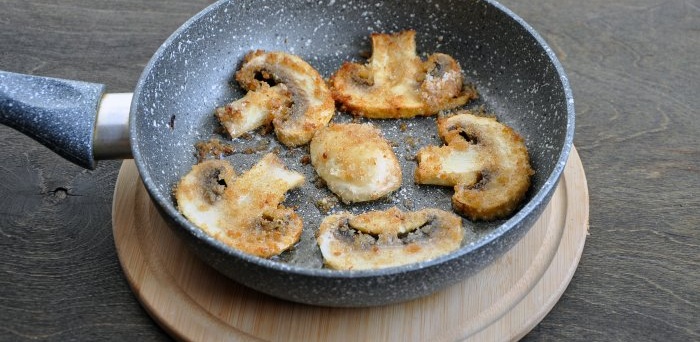 Champignons goreng dalam roti rangup