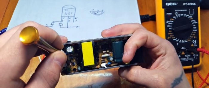 Cómo cambiar el voltaje de salida de la fuente de alimentación de una computadora portátil